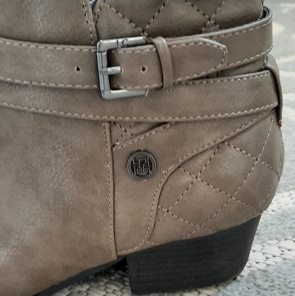 LIZ CLAIBORNE taupe ankle zip buckle boots. SIZE 8.